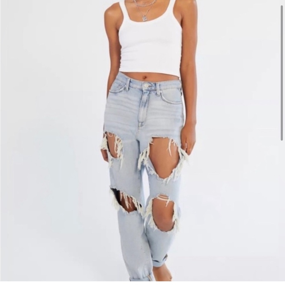 BDG Urban outfitters distressed Light Blue Women's Jeans. Mom high rise size 27